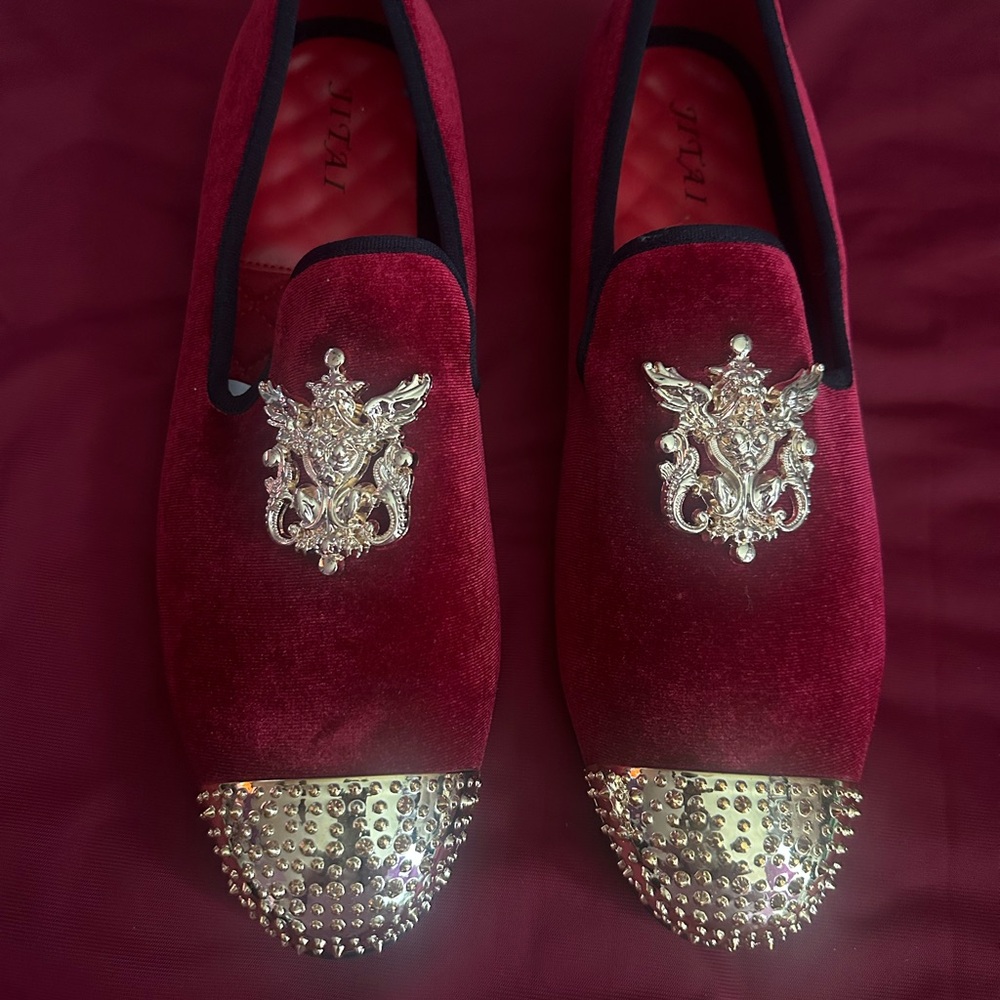 Jitai Red and Gold Velvet Loafers with Ornate Crest